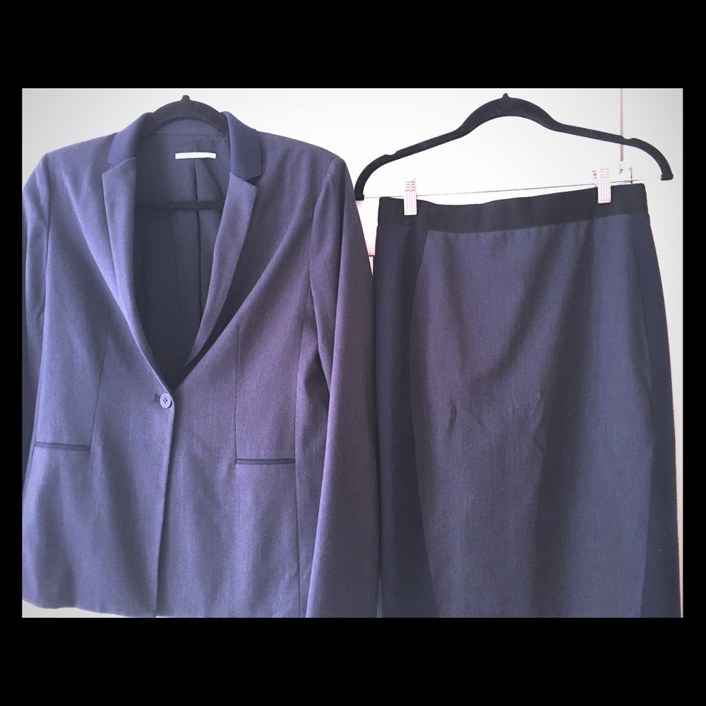 T Tahari Navy Suit - Blazer size 4, Skirt size 6